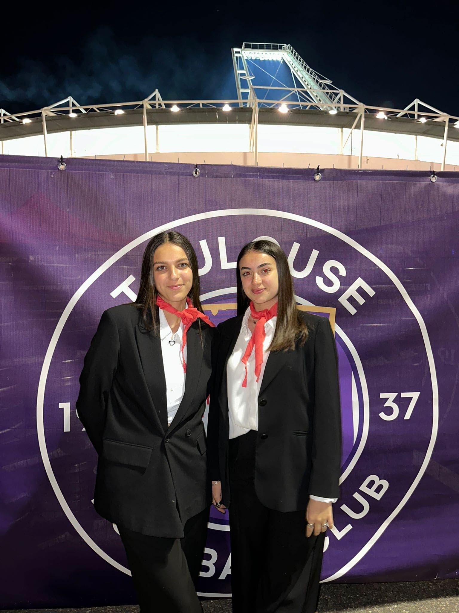 Deux agents Abis Security devant le photocall du Toulouse Football Club