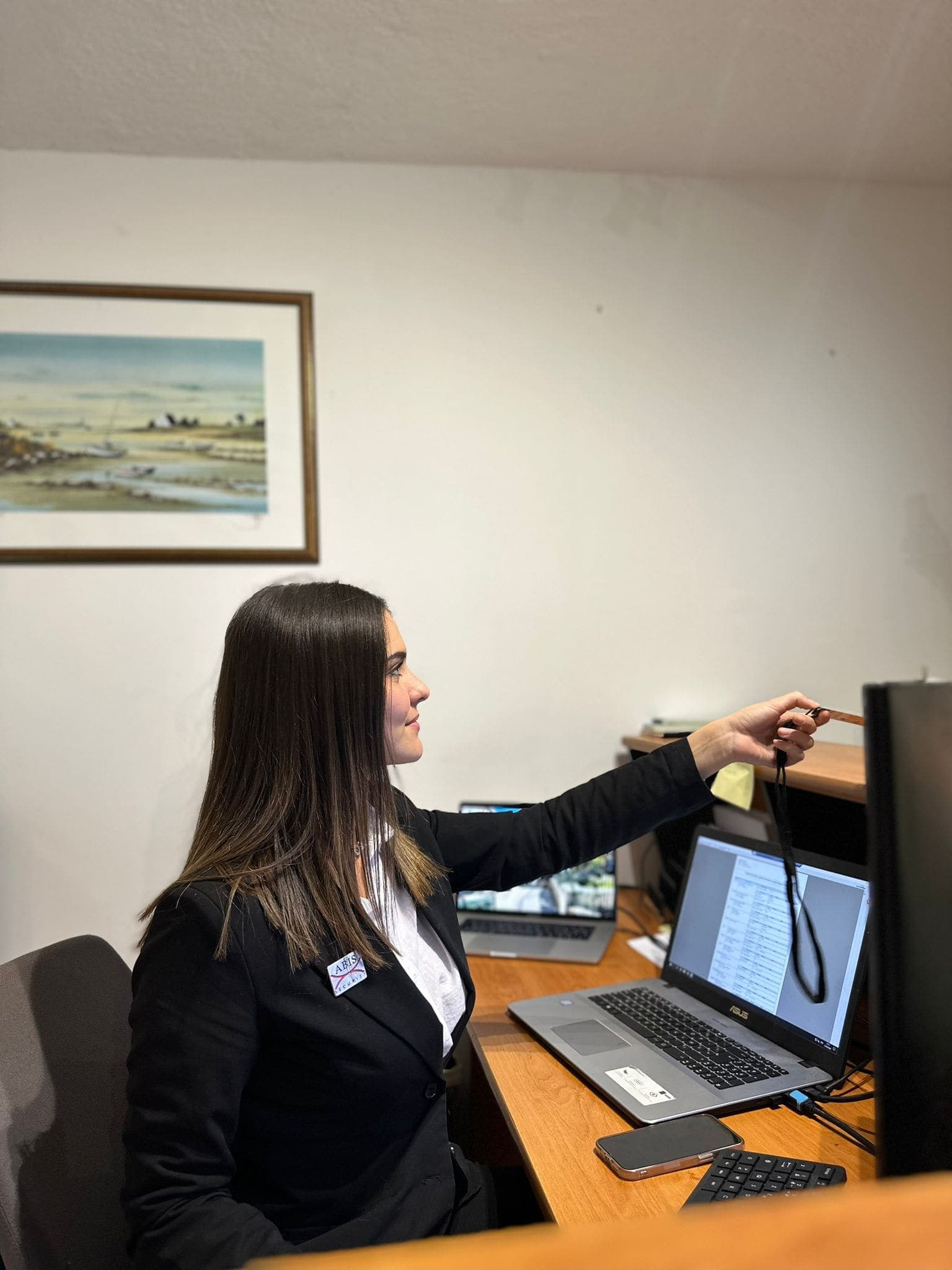 Agent Abis Security renseignant le public au poste d'accréditation