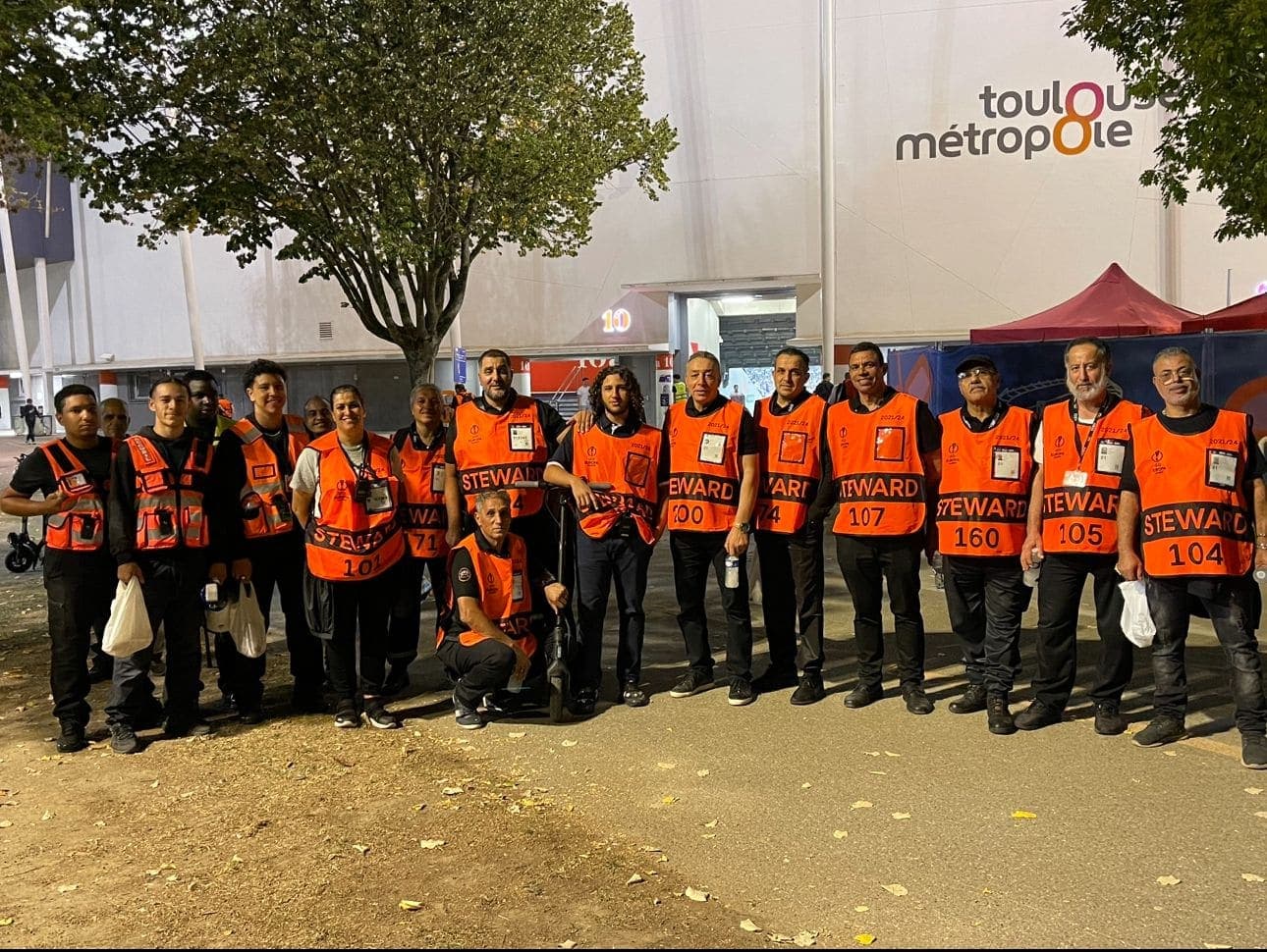 L'équipe d'agents Abis Security réunie devant le stade de Toulouse