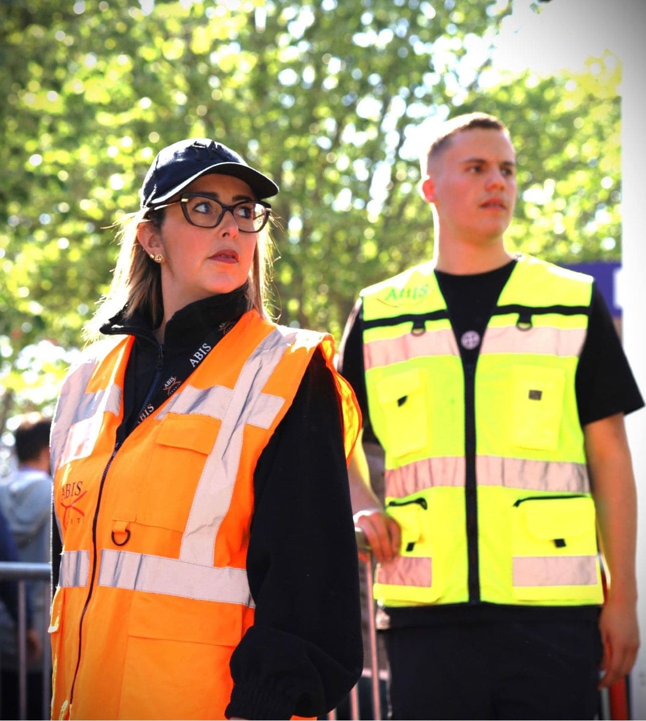 Deux agents Abis Security en gilet haute visibilité, en poste lors d'un événement