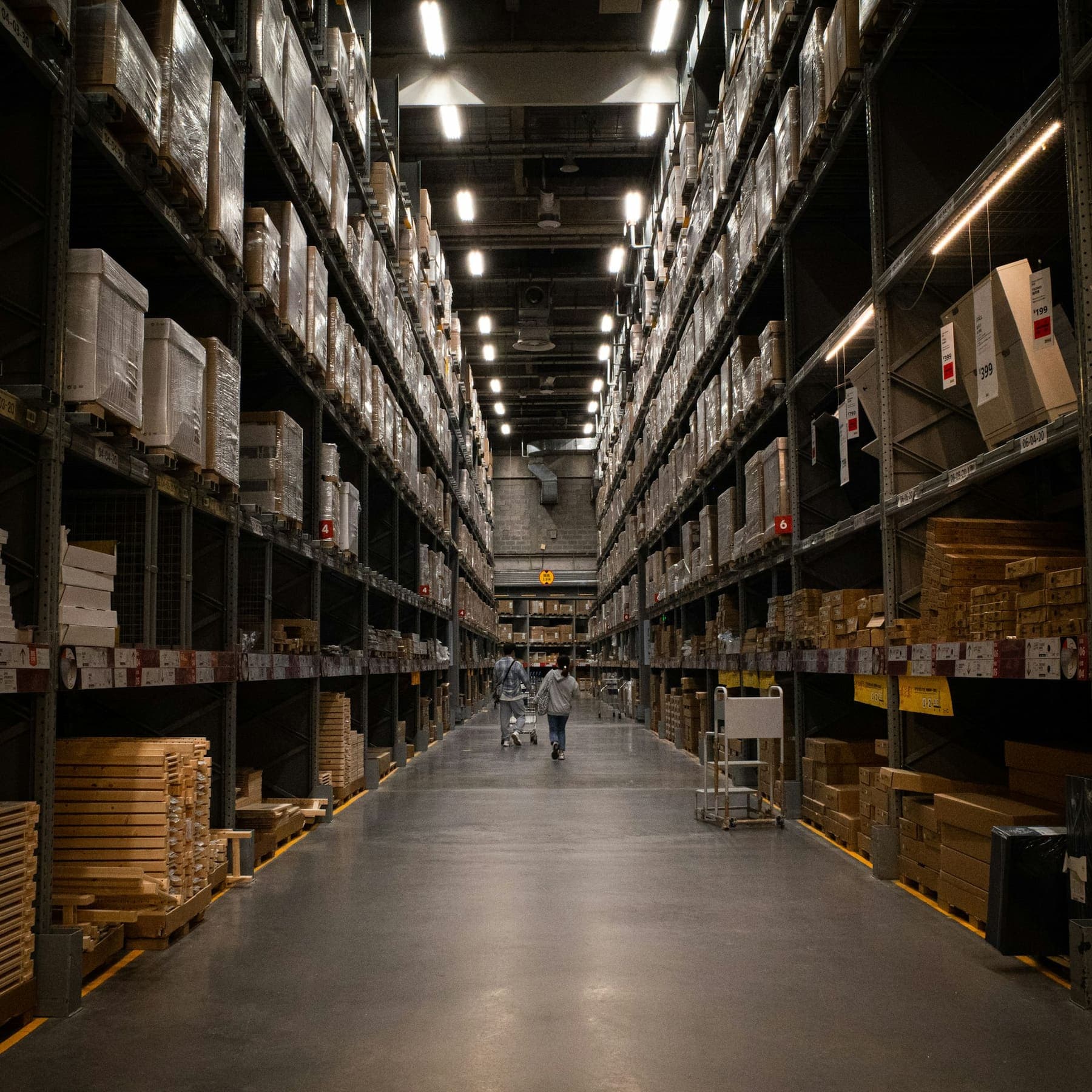 Allée d'un grand entrepôt logistique avec rayonnages de stockage