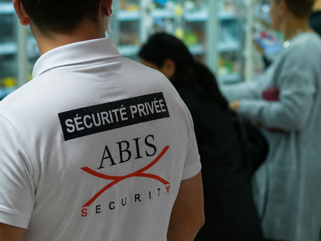 Agent Abis Security en polo Sécurité privée, en surveillance dans les rayons d'une grande surface
